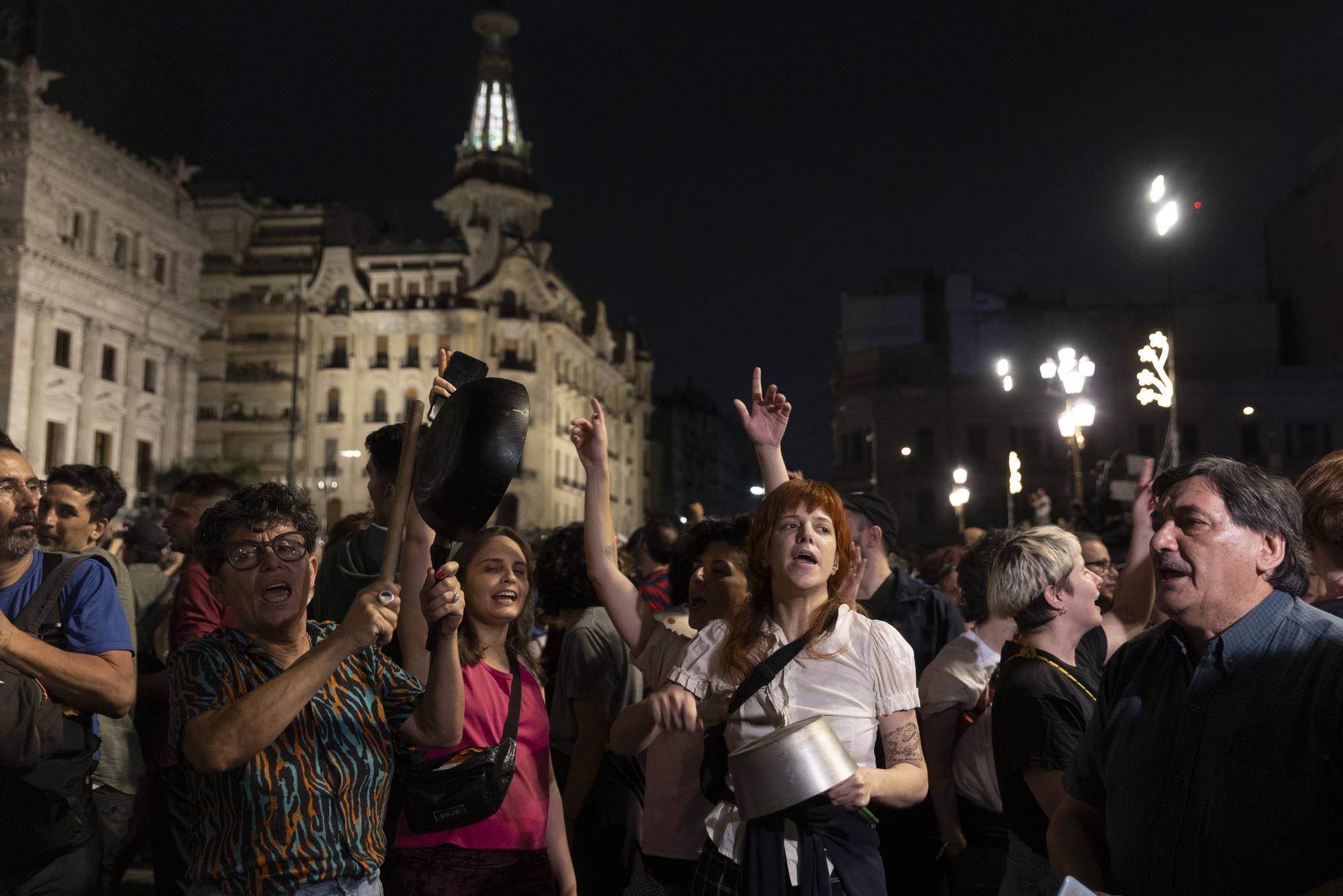 Cacerolazo para protestar contra el Decreto de Necesidad y Urgencia (DNU) anunciado por el presidente Javier Milei. - 10